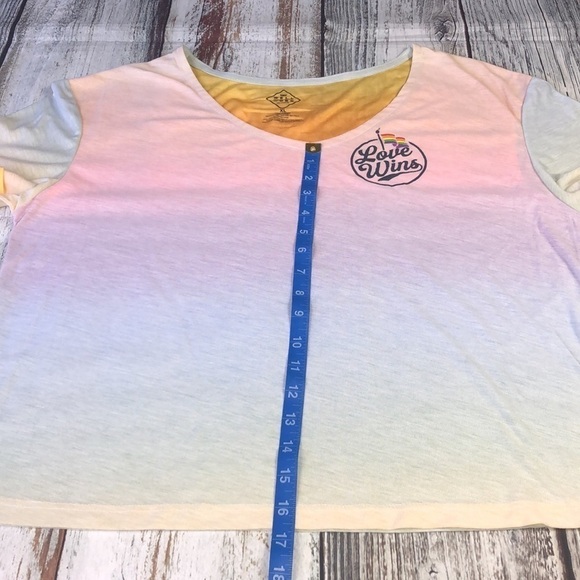 WELL WORN V-Neck Multi-Color T-shirt Size XL - Picture 5 of 7